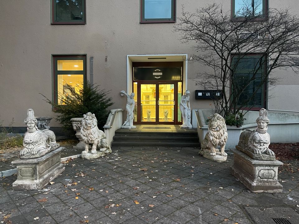 Alte Franz. Skulpturen, Brunnen + Pflanzkübel/Pflanztöpfe in Düsseldorf