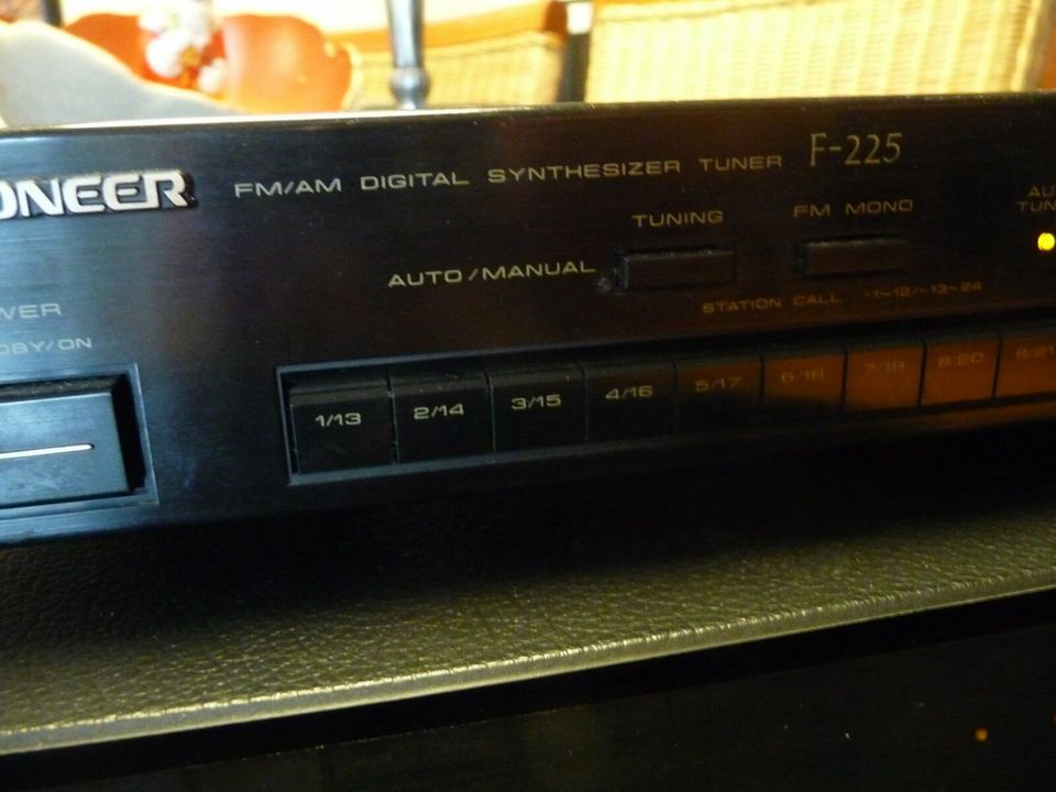 VINTAGE: Pioneer F-225 FM/AM Stereo Tuner in Düsseldorf