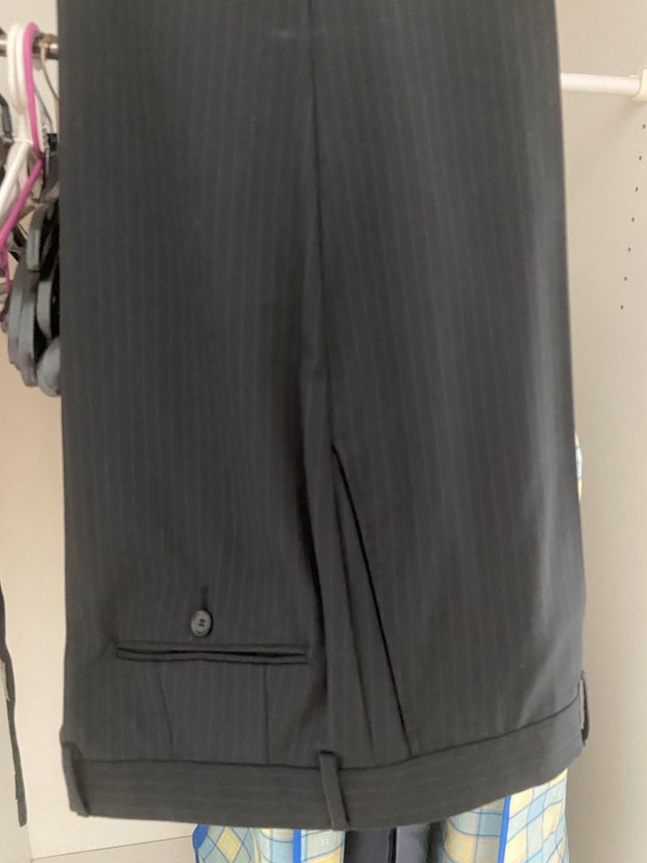Schwarzer Anzug mit Nadelstreifen Gr. 102 in Frechen