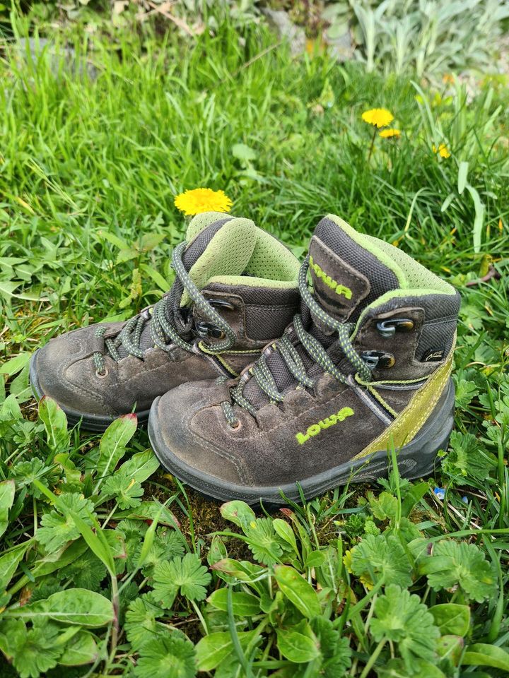 Lowa Wanderschuhe 25 in Dingolfing