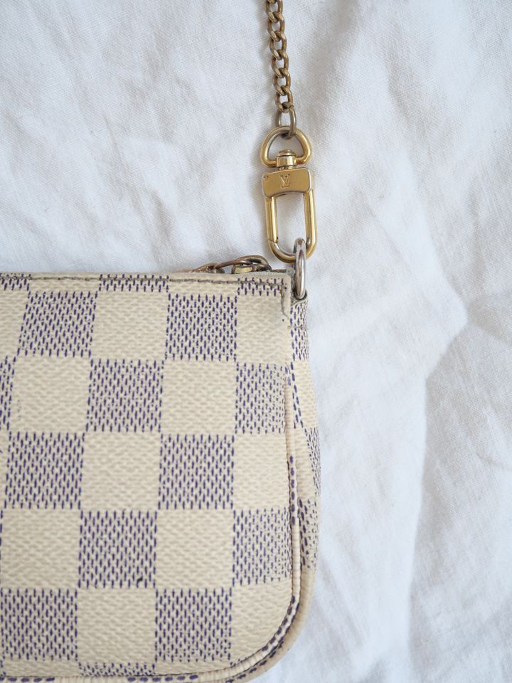 Louis Vuitton Mini Pochette Accessoires Damier Azur Weiß Monogram in München