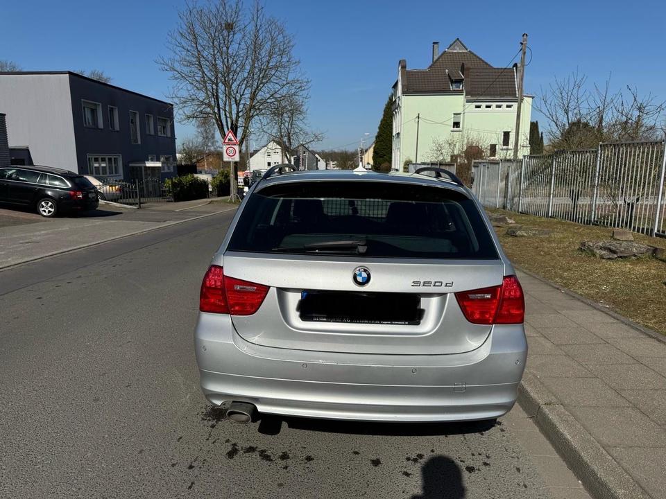 BMW 320 Baureihe 3 Touring 320d TÜV NEU*2.HAND in Essen