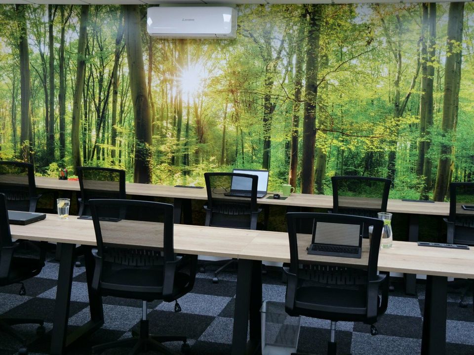 Flexibler Schreibtisch „flex desk“ im offenen Arbeitsbereich, Lernplatz, Coworking für Studenten, Student hotel in Köln