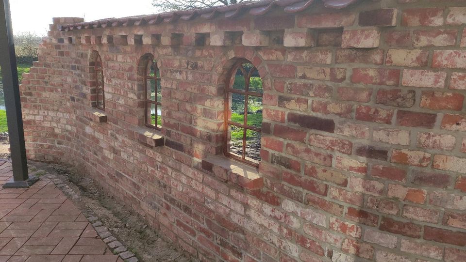 Ruinenmauer und Gartenmauern aus Historische Ziegeln in Stolzenau