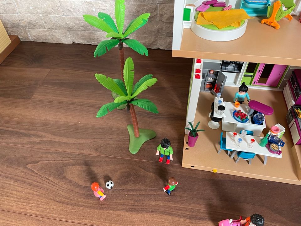 Playmobil Luxus-Villa 5574 mit viel Zubehör / NEUPREIS 210€ in Balgheim