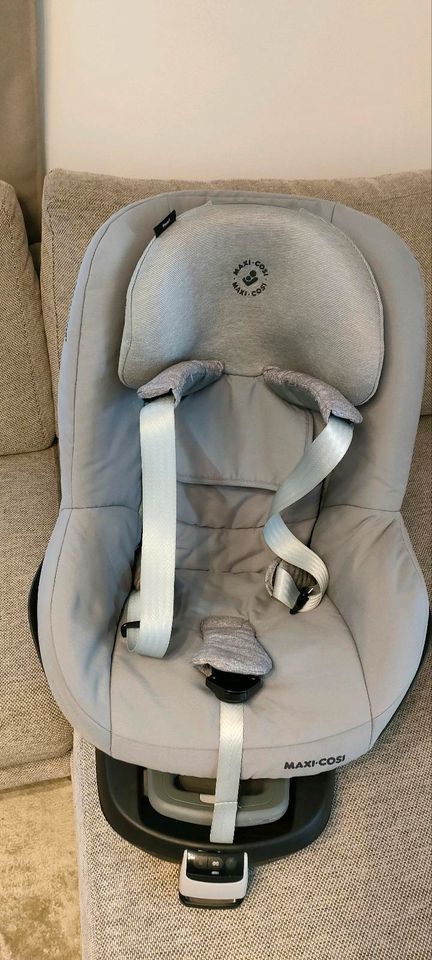 Maxi Cosi Pearl mit Family Fix. Top Zustand + Aeromoov Sitzauflag in München