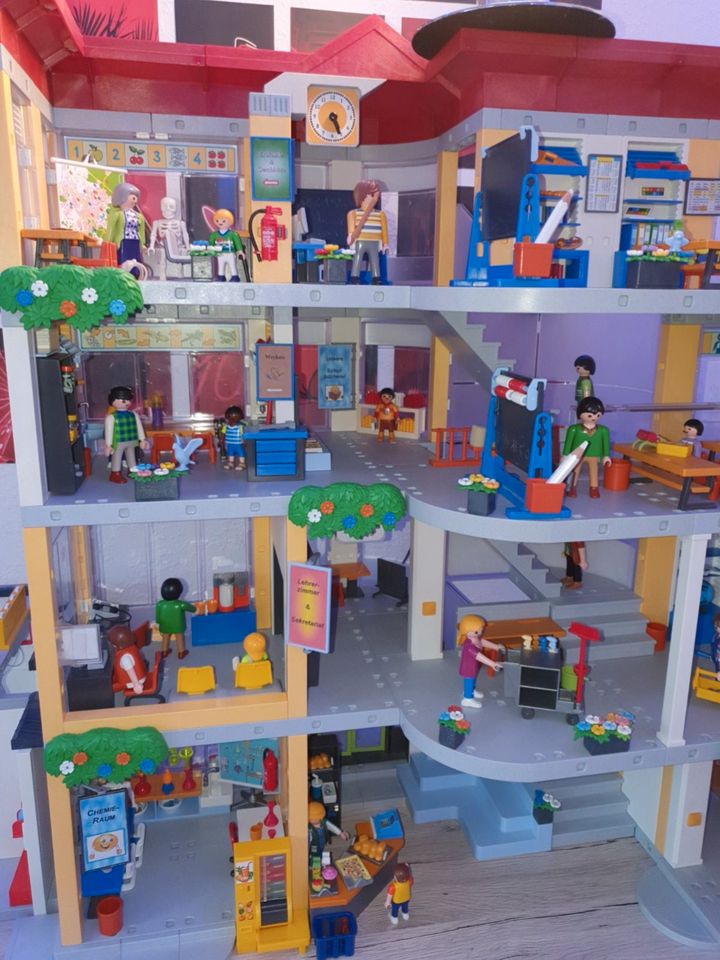 Playmobil Schule 4324 XXL, 4 Etagen, Turnhalle, Bus + Haltestelle in Lachendorf