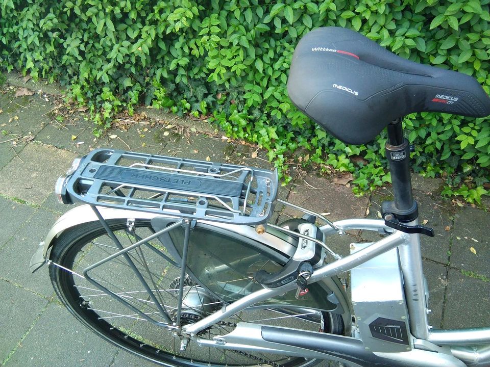 Flyer E-bike Premium 28 Zoll 8 Gang Nabenschaltung,2 x 12 A Akkus in Köln