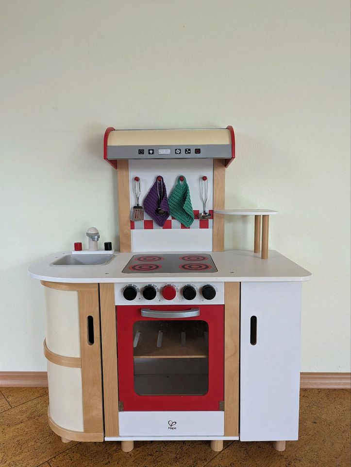 Hape Kinderküche Holz mit viel Zubehör in Büttelborn