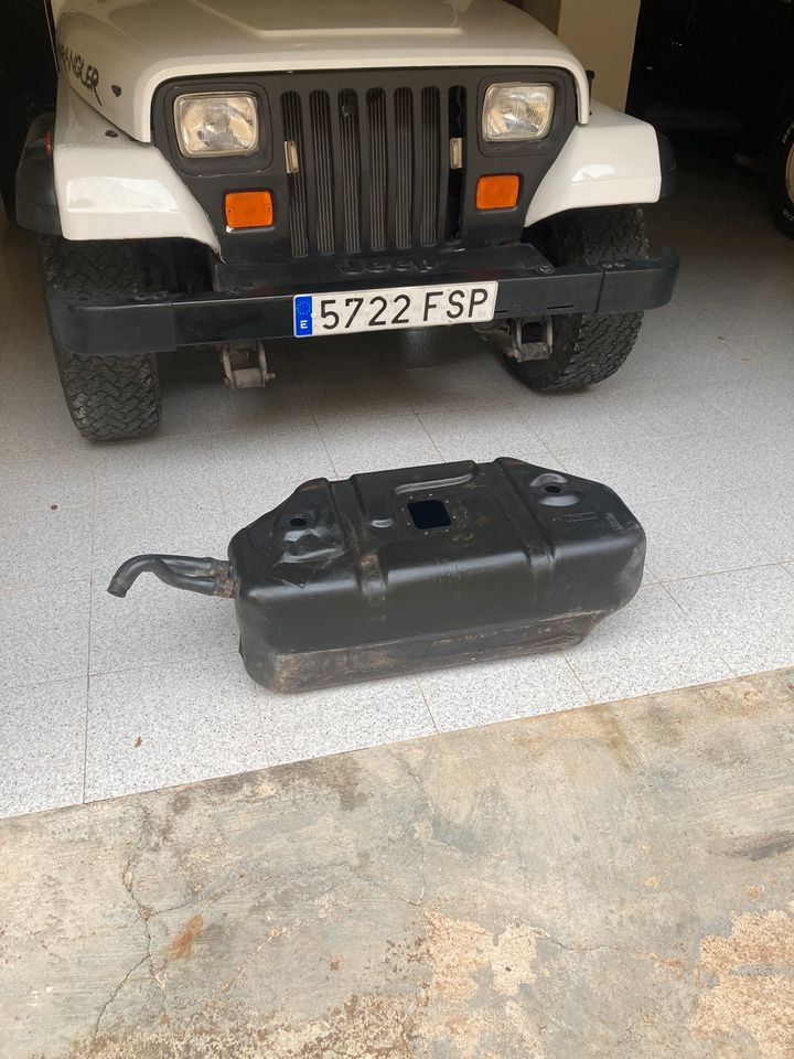 Jeep Wrangler YJ 1995 Benzintank Kraftstofftank Kunststoff in Köln