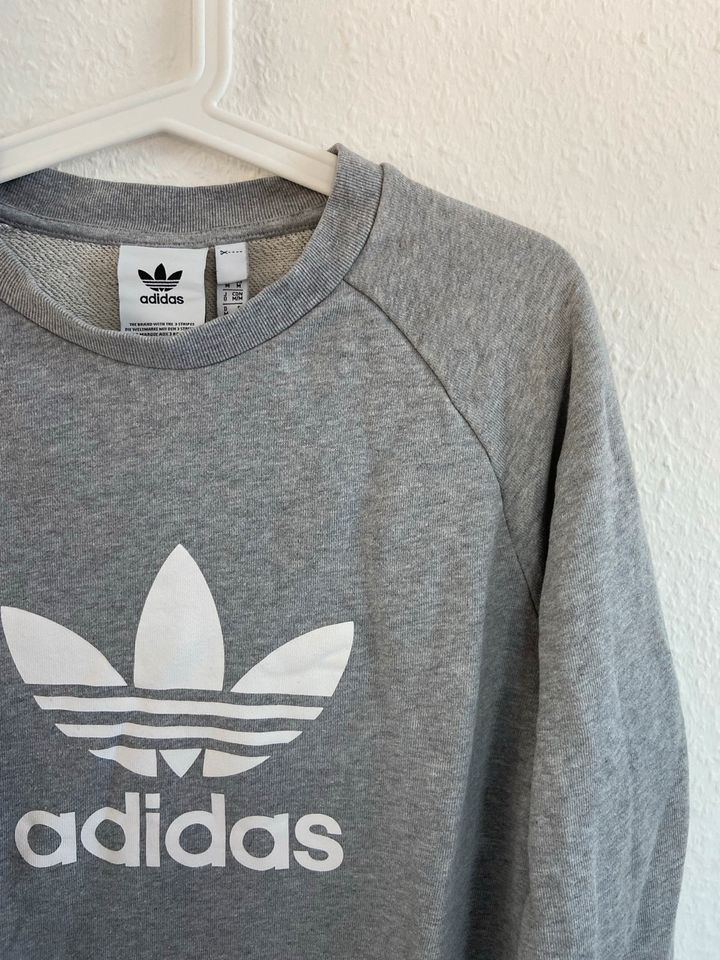 Adidas Sweater grau Männer Größe M in Holzgerlingen