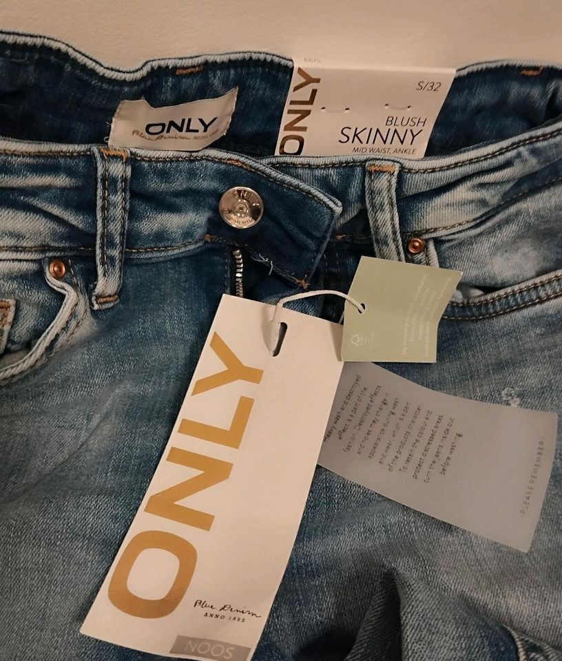Damenbekleidung Jeans, T-Shirt und Turnschuhe in Oldenburg