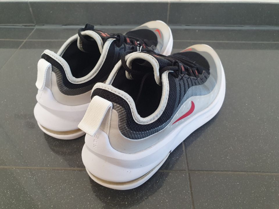 Nike Air Max Sneaker Sportschuhe weiß grau schwarz Größe 36,5 in Bad Füssing