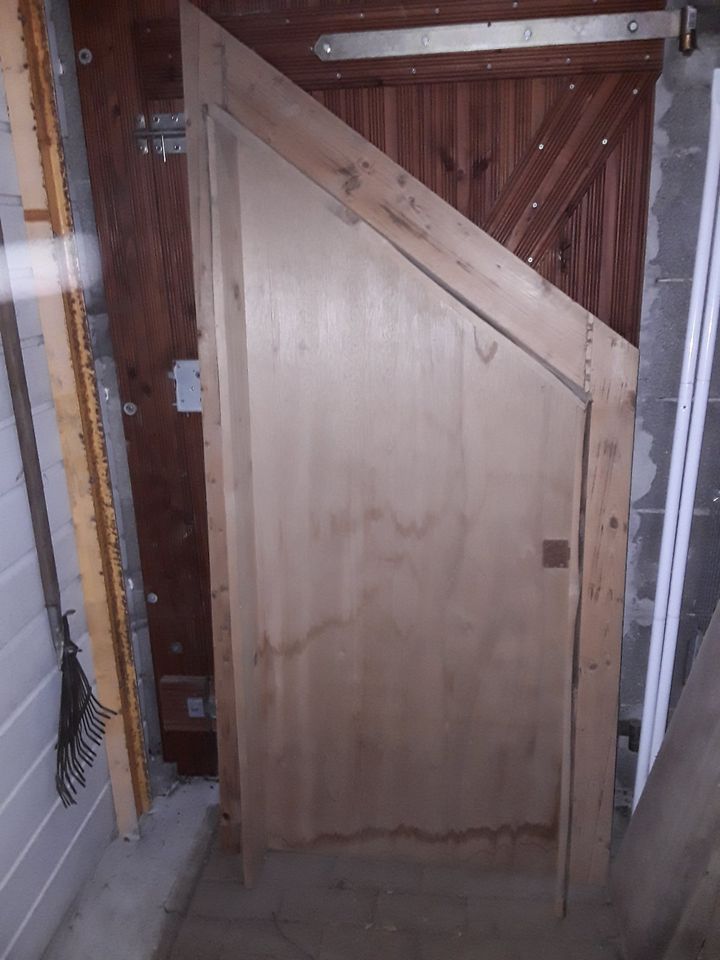 Tür unter der Treppe -  Zarge mit Tür - Dachschräge Schrank Tür in Dautphetal
