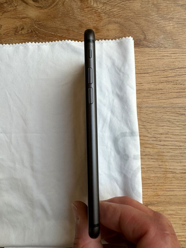 Iphone 8 64 GB schwarz Top-Zustand in Lübbecke 