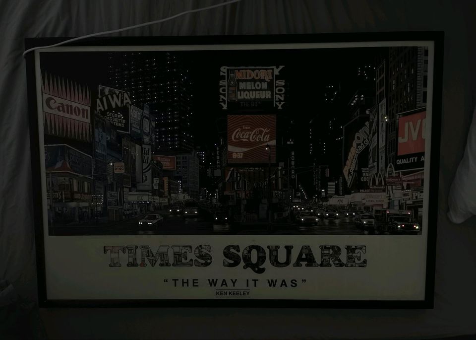 Pop-Art-Poster  „Times Square - The Way It Was“ gerahmt  mit Lich in Berlin