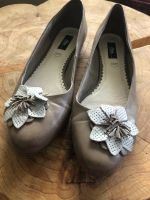 S. Oliver Schuhe Ballerina mit Blume 41 Taupe neuwertig Hessen - Bischofsheim Vorschau