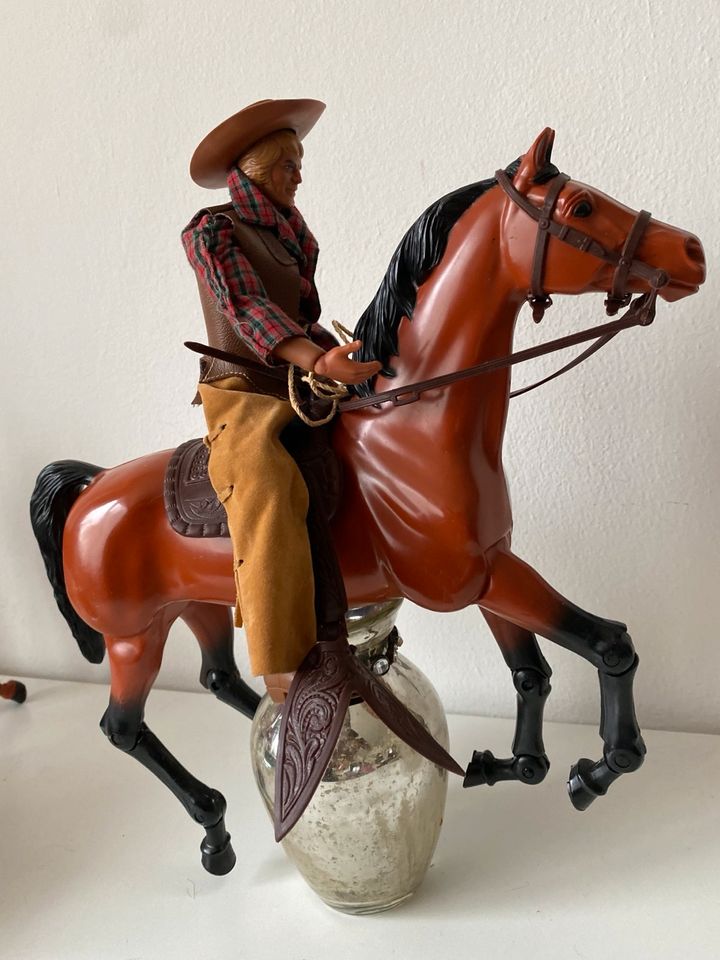 Big Jim Old Shatterhand als Cowboy mit Pferd in Starnberg