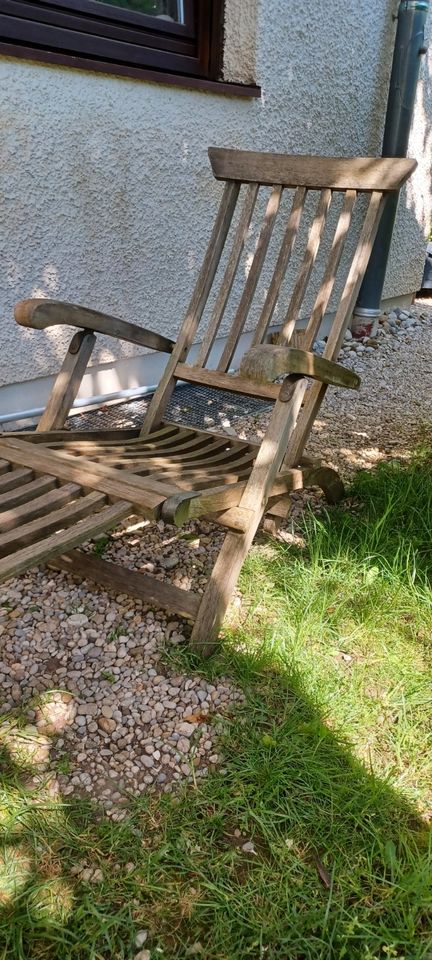 Gartenstuhl mit abnehmbaren Fußteil aus Holz in Unterschleißheim