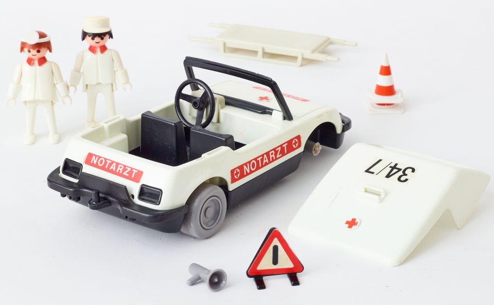 Vintage Playmobil Notarzt Auto + 2 Figuren m. Bahre in Düsseldorf