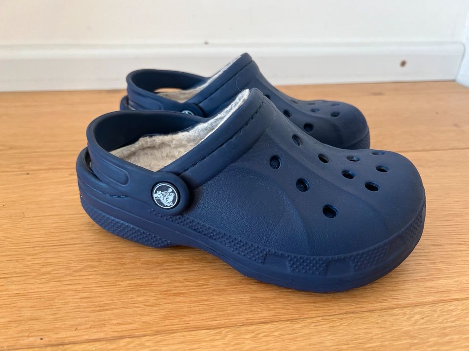 Crocs J3 (34/35) blau gefüttert in Berlin