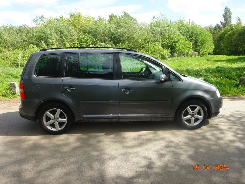 Volkswagen Touran Trendline*7 Sitze*Navi in Frankfurt am Main