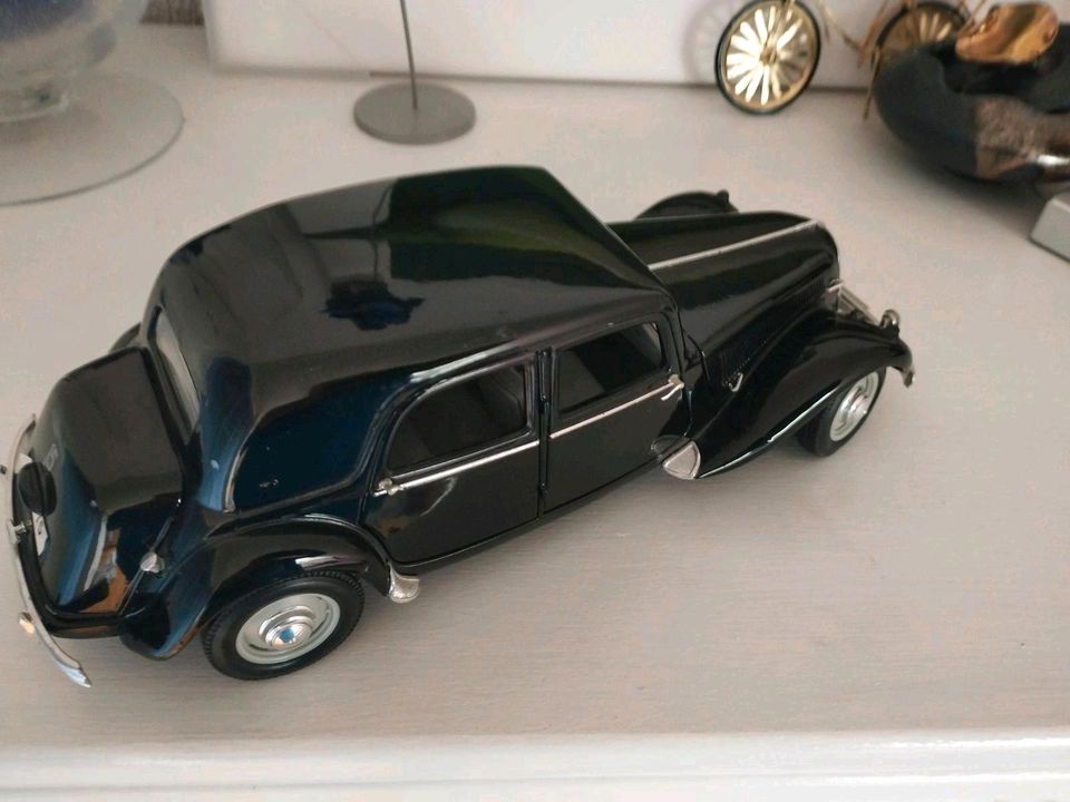 Citroen 15CV 6 Zylinder 1953 ,1:18, von Maisto in Brüggen