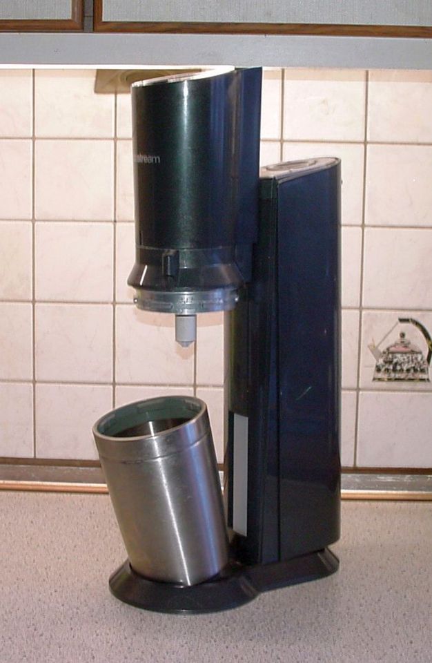 SODASTREAM mit Kohlensäureflasche und 2 Glasflaschen in Telgte