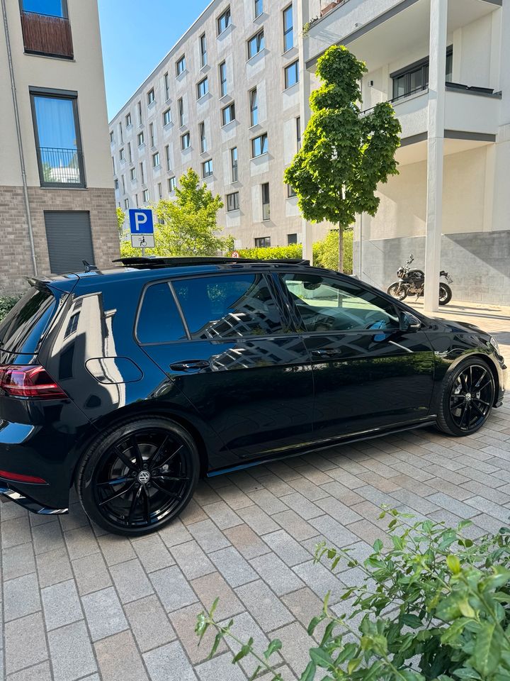 Golf 7 R 4Motion 2,0 l TSI 300 PS Akrapovic in Berlin