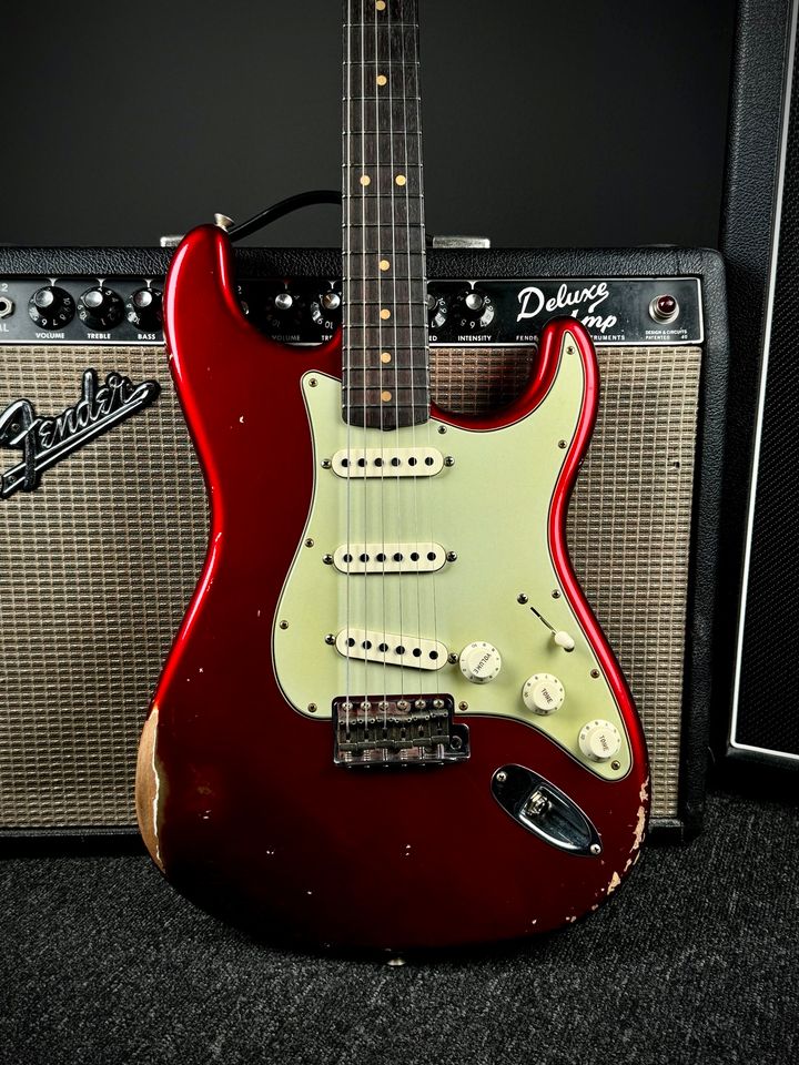 2022 Fender 63 Strat Heavy Relic Candy Apple Red in Kiefersfelden