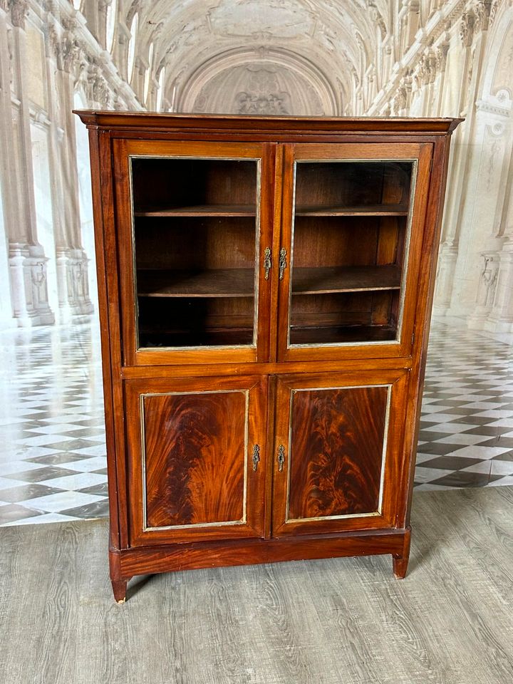 ANTIKER SCHRANK VITRINE UM 1900 MAHAGONI FURNIER VIERTÜRIG - Versand möglich 99 Euro - Wir sind für Sie da lokal in 86830 Schwabmünchen oder online ARTHOME24 in Schwabmünchen