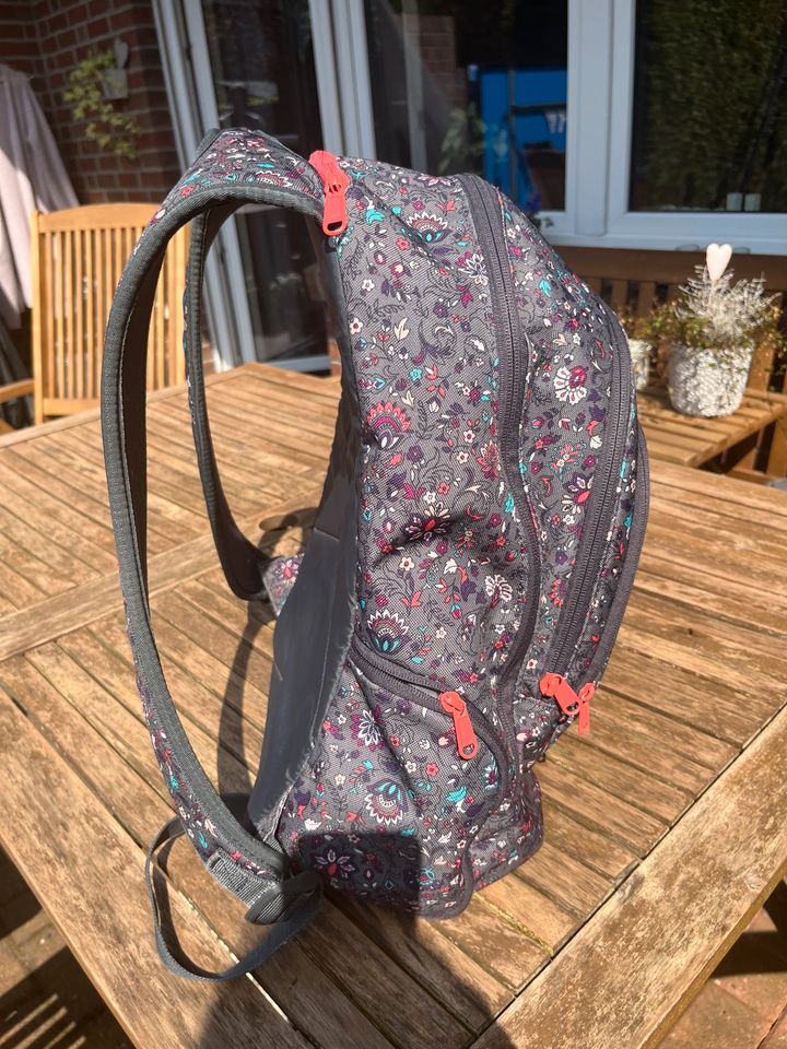 Dakine Schulrucksack Schulranzen 45x30x18 cm  grau mit Blumen in Wilhelmshaven