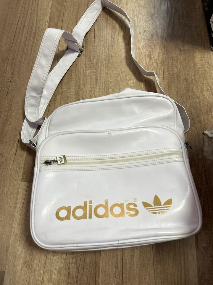 Adidas Tasche weiß Lederoptik in Sachsen - Chemnitz | eBay Kleinanzeigen  ist jetzt Kleinanzeigen