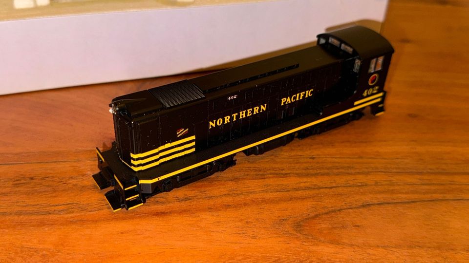 Northern Pacific Baldwin VO-1000 #402 Lok H0 Stewart Hobbies in Berlin