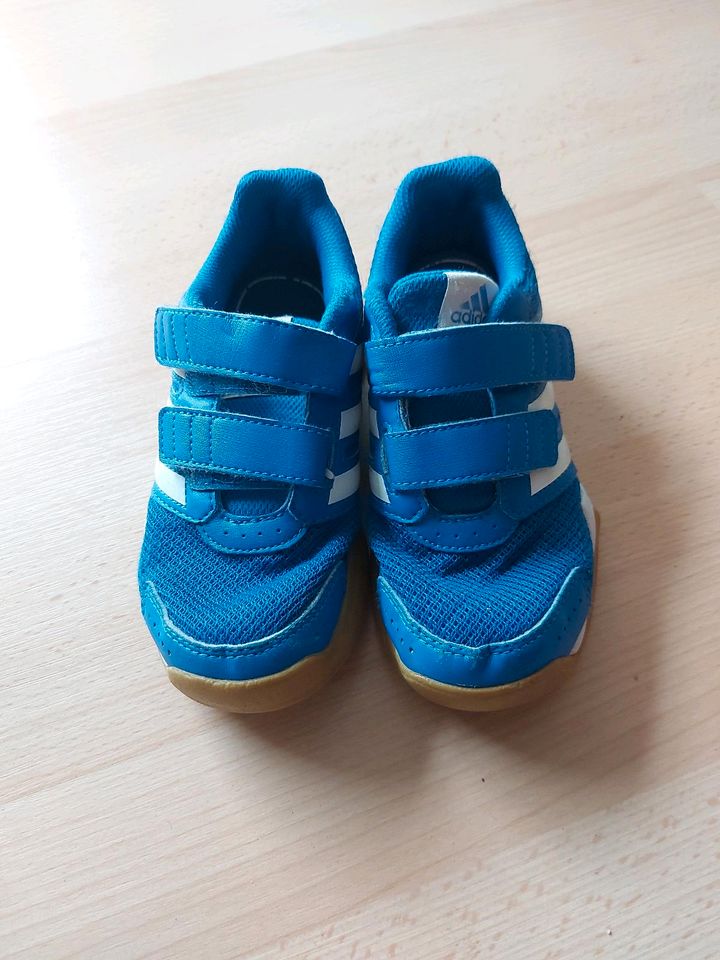 Turnschuhe Hallenschuhe Adidas blau 30 top Zustand in Jena