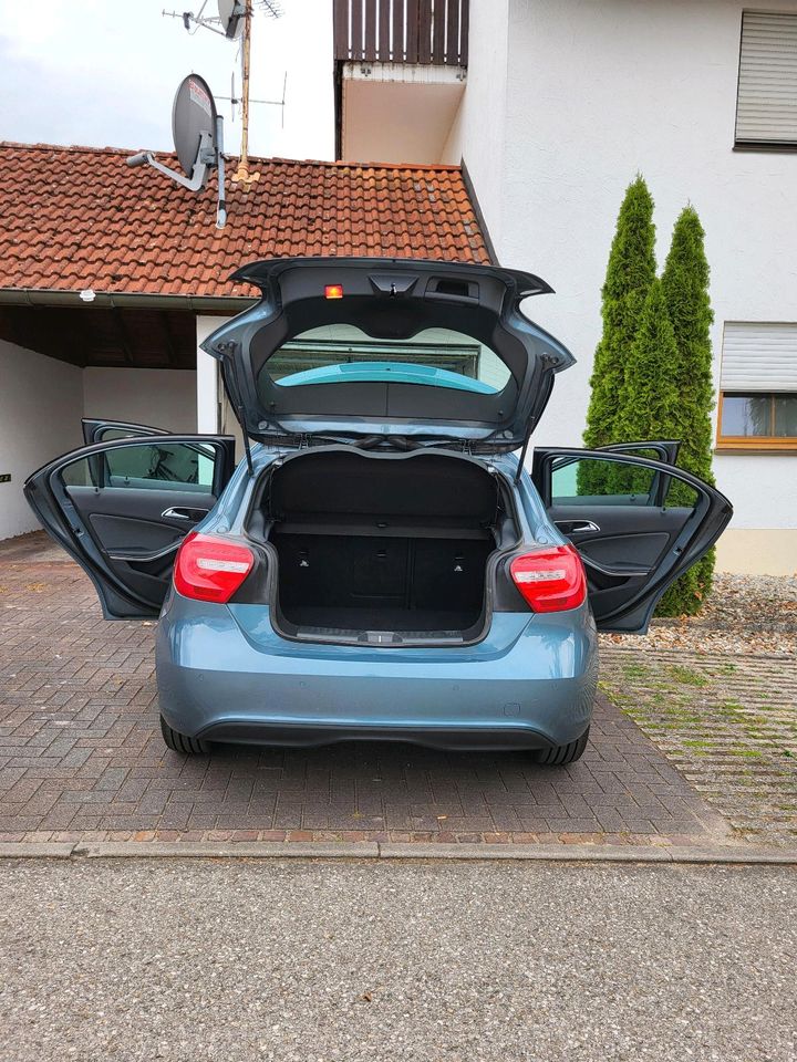 Mercedes-Benz  A 180, Universumblau Metallic in Reichertshofen