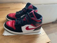 Nike Air Jordan Sneaker schwarz rot weiß Gr. 42 Hessen - Büdingen Vorschau