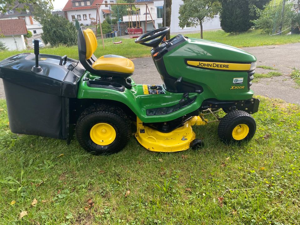 John Deere X300R (X305R) Rasentraktor, TurboLift System in Amtzell