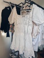 Asos Kleid Lochmuster Lochspitze Broderie Anglaise V-Ausschnitt Düsseldorf - Eller Vorschau
