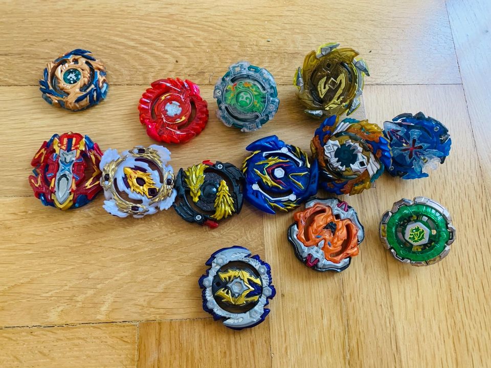 Beyblade Koffer mit 13 Beyblades und 9 Spinnern in München