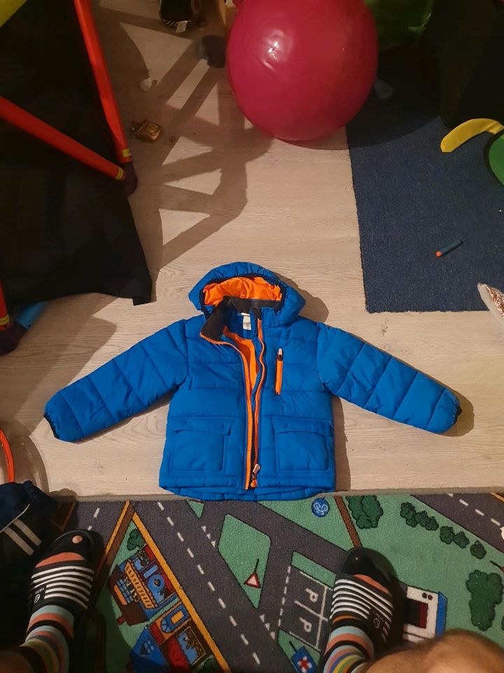 Winterjacke H&M Größe 98 in Schönfeld