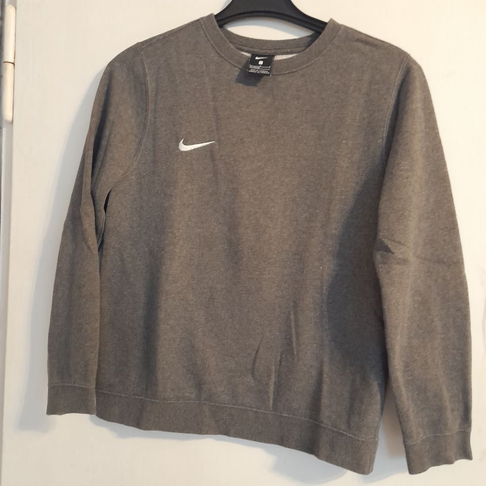 Nike Pullover Gr. 147-158 neuwertig in Reutlingen