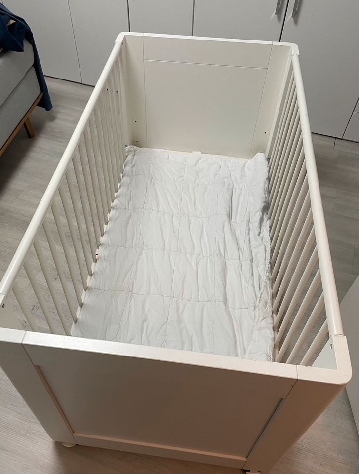Kinderbett aus echtem Holz in weiß in Ahlen