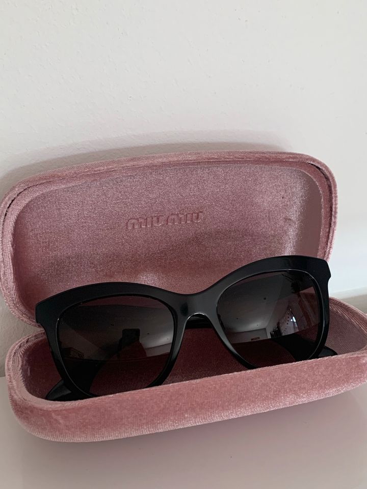 Original Miu Miu Sonnenbrille mit Swarovsky Steinen an den Bügeln in Wegberg