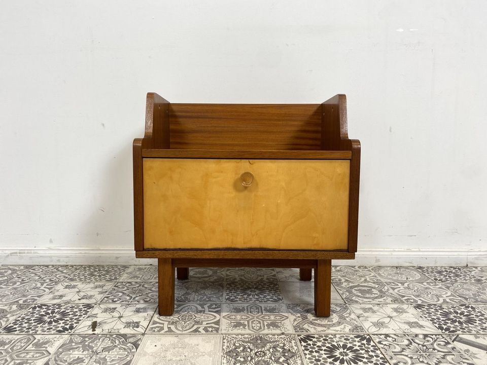 WMK 1/2 Formschöner & gut erhaltener Mid-Century Nachttisch aus 1963 mit hübschen Holzgriffen # Nachtschrank Nachtschränkchen Nachtkommode Bedside table Kommode Beistelltisch Vintage Mid-Century DDR in Berlin