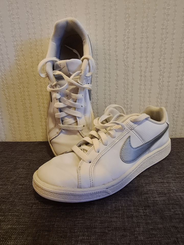 Nike Turnschuhe Gr. 36,5 in Marktbreit