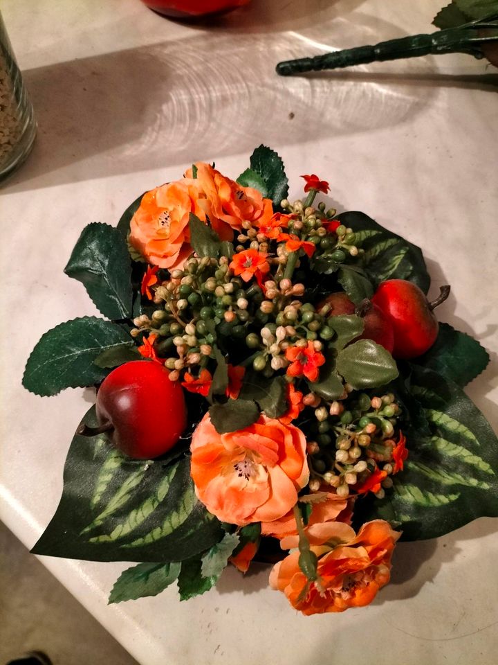 Runde Schale mit Seidenblumen in Haselau
