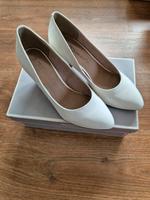 Tamaris Pumps, Brautschuhe , Gr.38 1x getragen weiß Brandenburg - Wustermark Vorschau