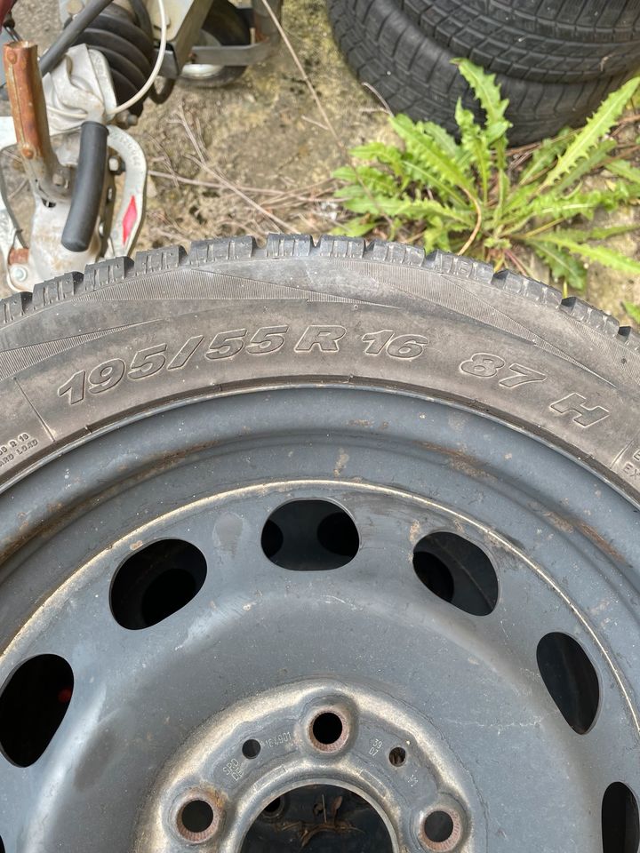 BMW Winterräder Winterreifen Stahlfelgen Pirelli 195/55 r 16 in Burg Stargard