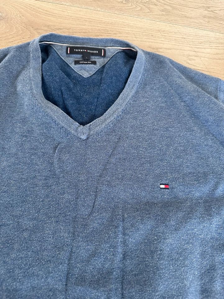 Tommy Hilfiger Pullover blau V-Ausschnitt L in Bötzingen